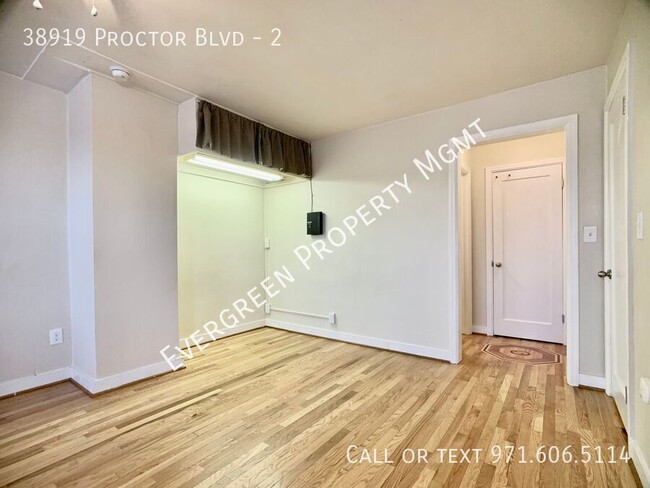 Building Photo - Charming Studio Apartment in Sandy! | $1,195