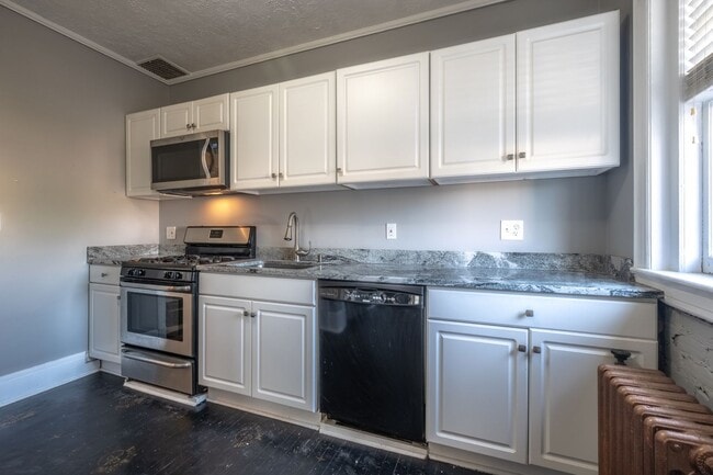 Building Photo - Historic Apartment near downtown with a vi...