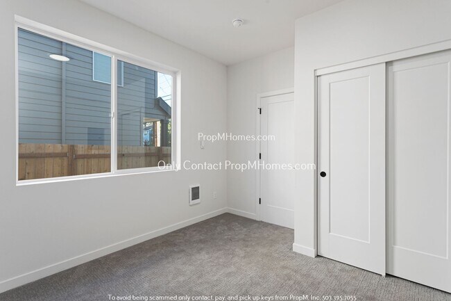Building Photo - Modern Apartment in the Heart of NE! Half ...
