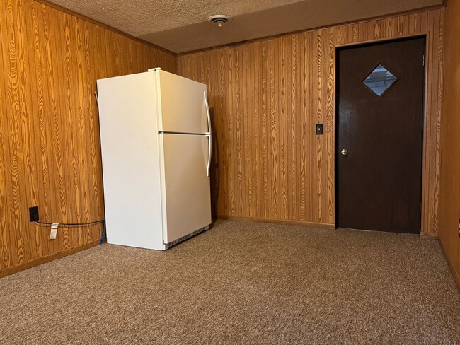 Building Photo - Comfortable 3-Bedroom Home with Park Access & Easy Commute