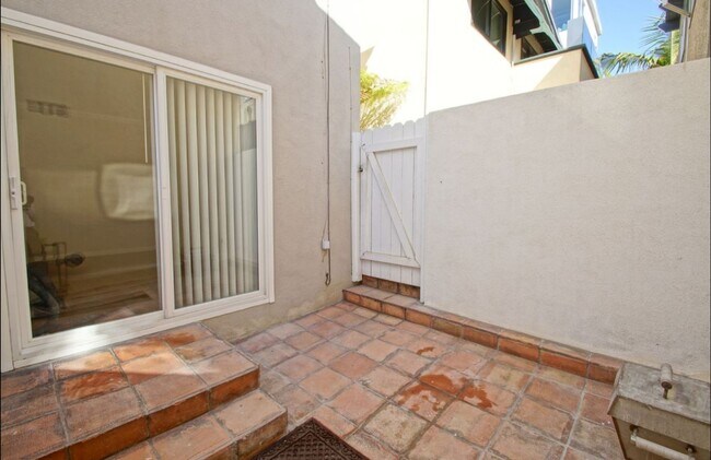Building Photo - 320 24th Street