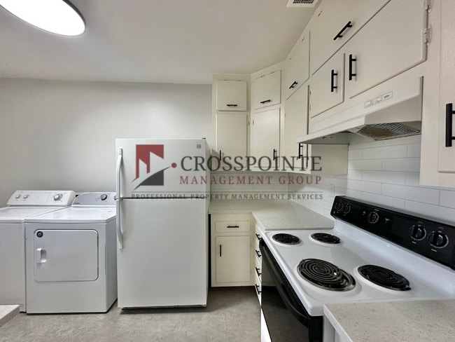 Building Photo - 526 S Bonner Ave