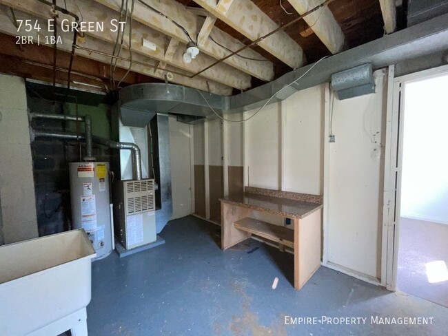 Building Photo - 754 E Green St