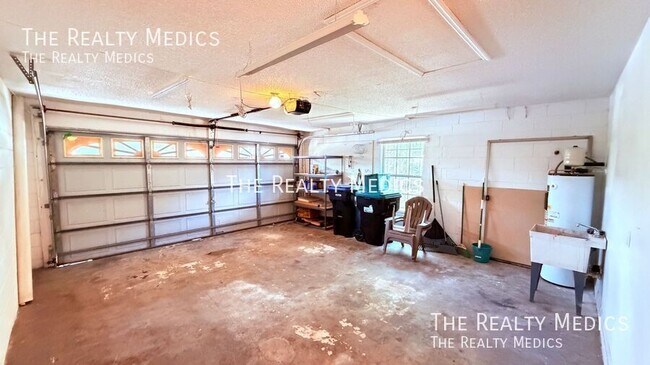 Building Photo - 10725 Brice Ct