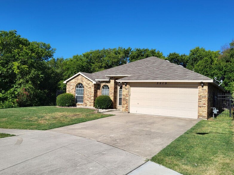 Building Photo - 3519 Daisy Ln
