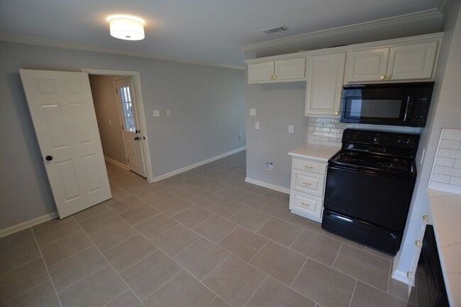 Building Photo - Must See!  Newly remodeled, 3 bdroom, 1.5 bath home in Mayfair North Subdivision