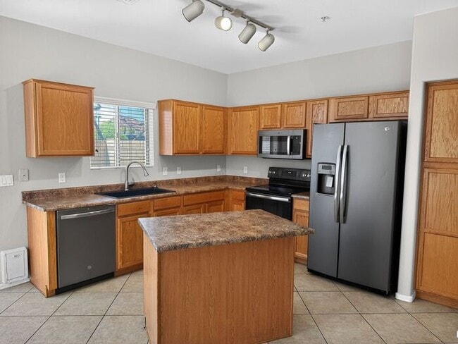 Building Photo - 4Bedroom/2.5Bath Townhome Ready for You!!