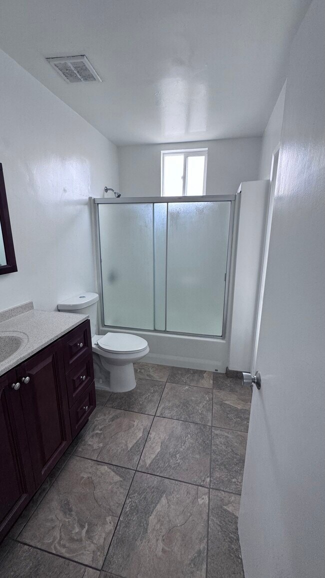 Ensuite bedroom bathroom - 11983 Walnut Ln