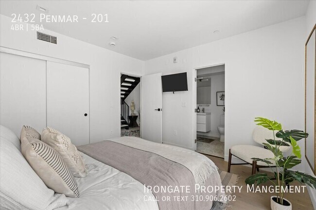 Building Photo - 2432 Penmar-201