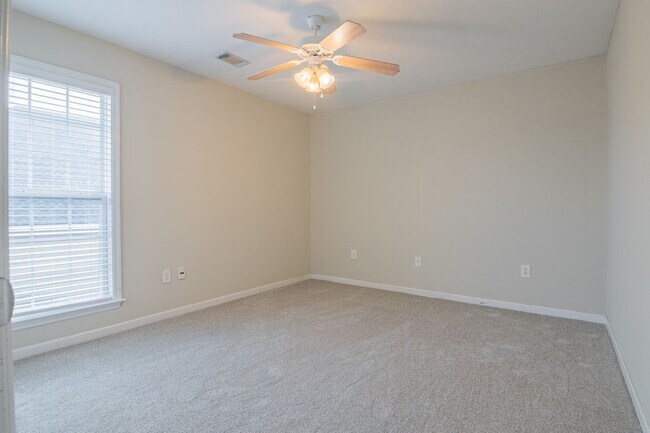 Building Photo - Updated 3 Bedroom Ranch