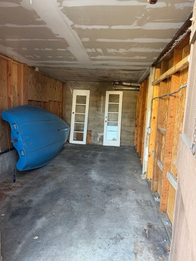 Building Photo - Beautiful Spanish townhouse with parking and in unit laundry!