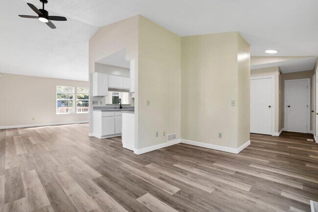 Building Photo - 5541 Mid Day Dr