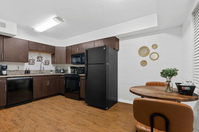 Building Photo - 109 E Broadway Rd