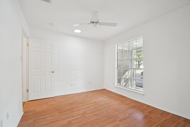 Building Photo - 1300 Leah Ln