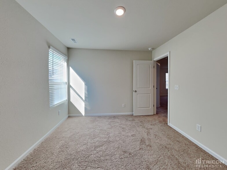 Building Photo - 2128 Southlea Dr