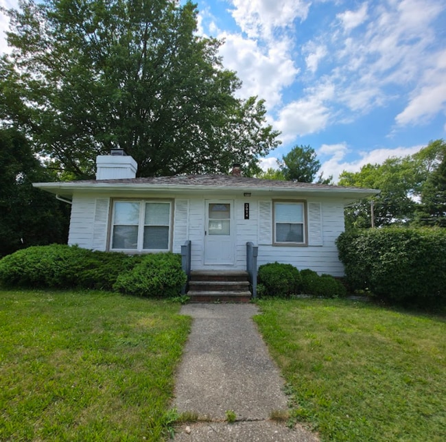 Primary Photo - Single Family Home 3 beds 1 bath Available...