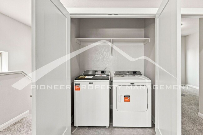 Building Photo - Gorgeous Home with Central AC and Washer/Dryer