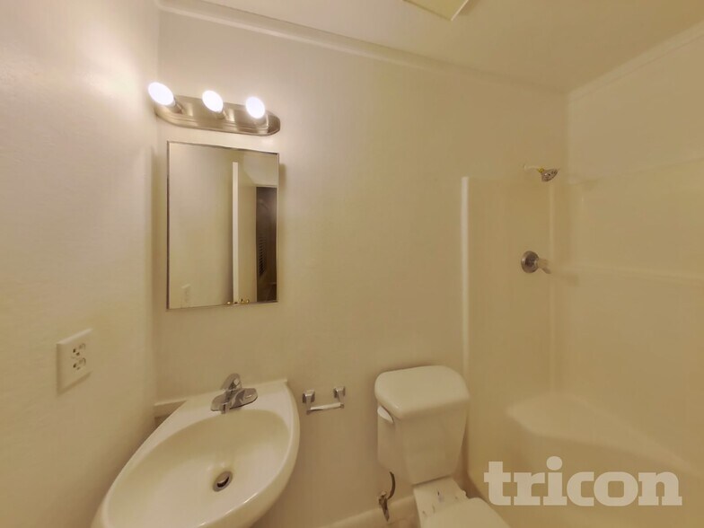 Building Photo - 828 N Pine Ct