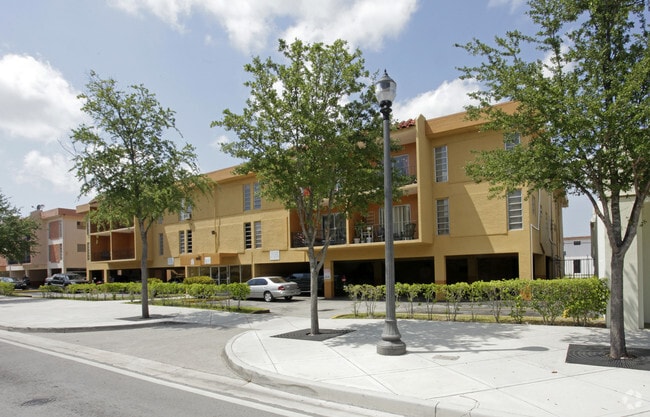 Primary Photo - Green Tree Apartments