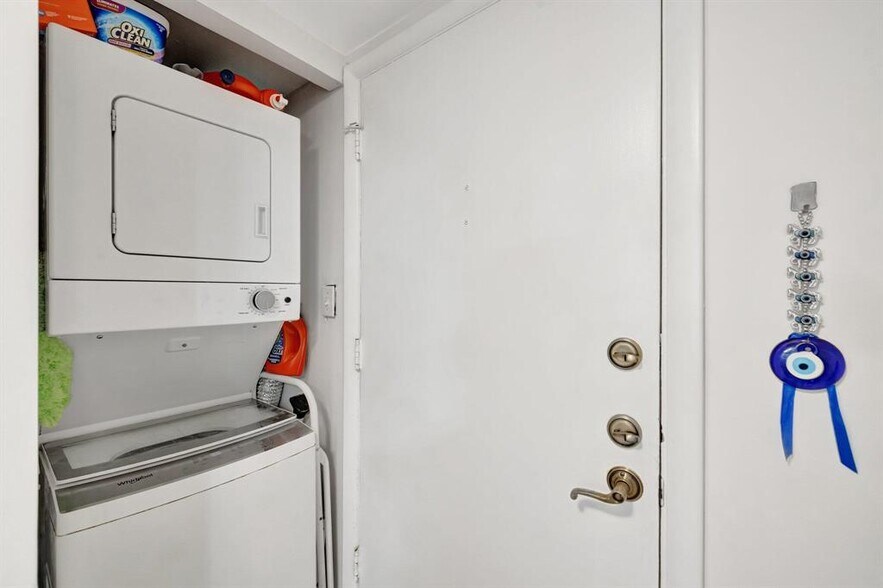 Building Photo - 640 Tennis Club Dr