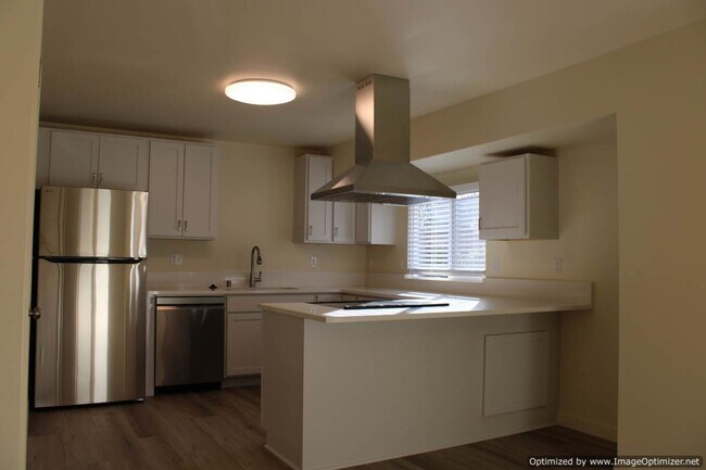 Building Photo - Bright Updated -2 bedroom 2 bath Duplex