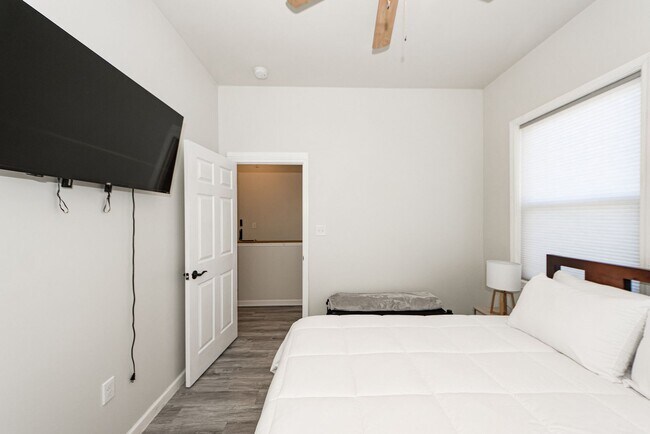 Building Photo - 3 BD 2.5 Bath Charming Home