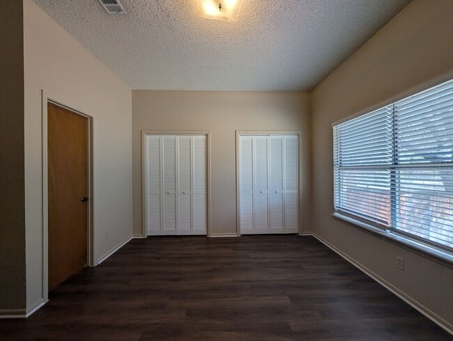 Building Photo - LOCATION!! On Wood Rd -Off Landa  / Fridge / Covered Back Patio / No Carpet / NBISD
