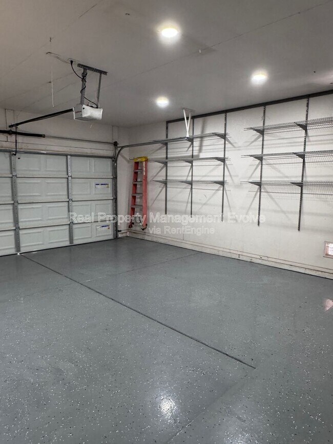 Building Photo - 5814 W Alice Ave