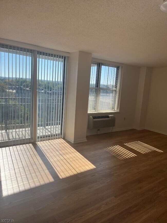 Building Photo - 300 Main St