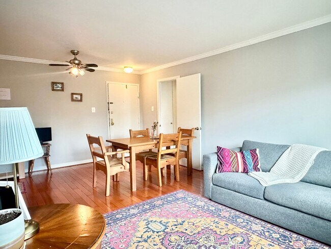 Building Photo - 1 Bed 1 Bath!  Pets Welcome!  Parking!