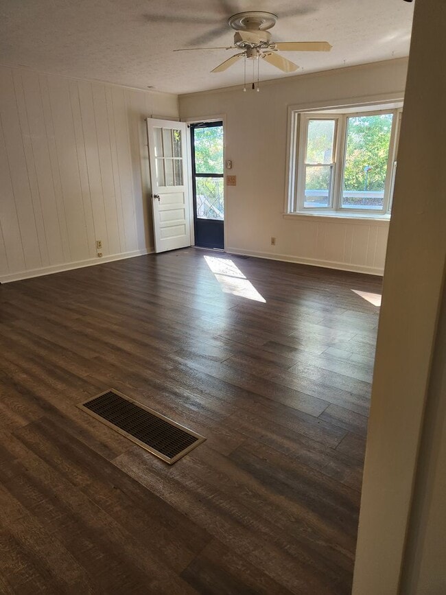 Building Photo - 3 Bedroom 2 Bath Home