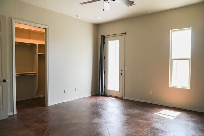 Building Photo - 2 Bed, 2 Bath Townhome