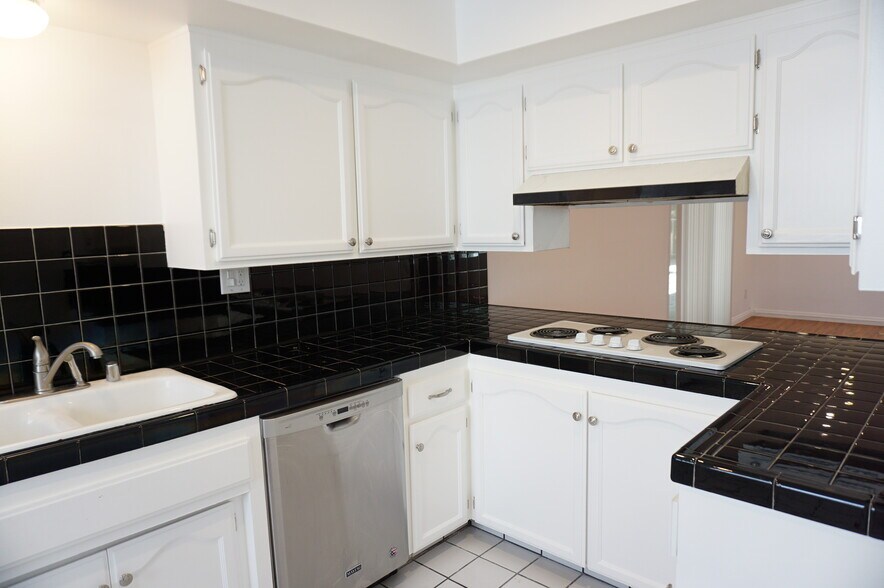 Building Photo - 4610 Densmore Ave