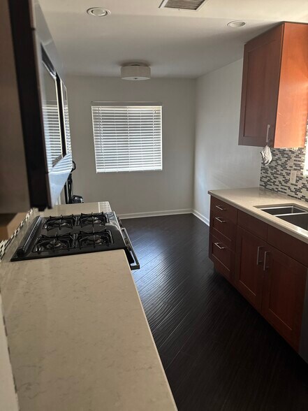 Building Photo - 264 Rosebay Dr