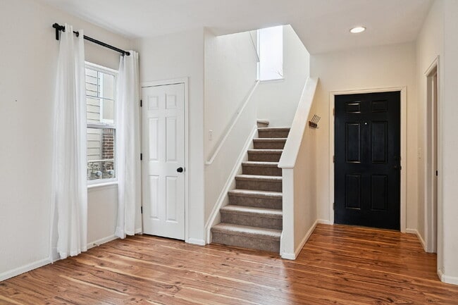 Building Photo - 3-Bed Townhouse with Open Floorplan, 2.5 Baths, and Fireplace in Rolling Hills!