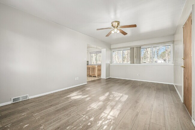 Building Photo - Great 3 Bed 3 Bath Hilltop Home for rent.