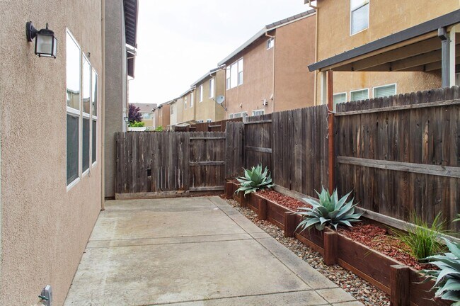 Building Photo - 3249 Torrance Ave