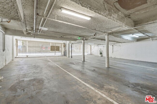 Building Photo - 324 S Elm Dr
