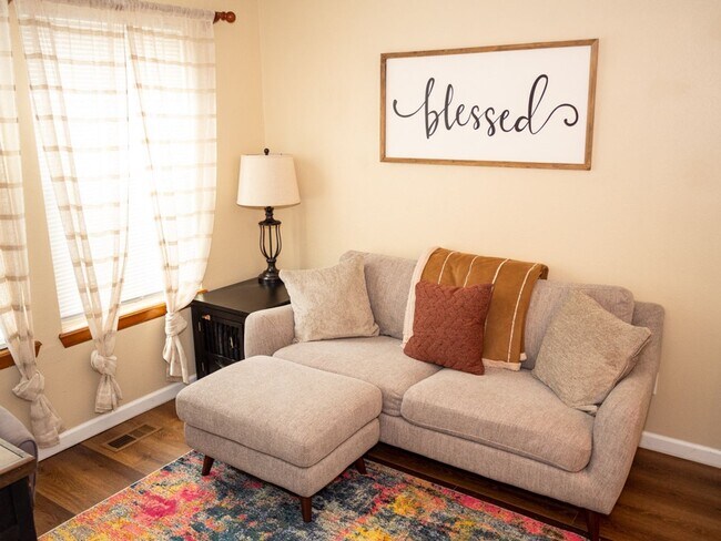 Building Photo - Three Bedroom Townhome with Pool