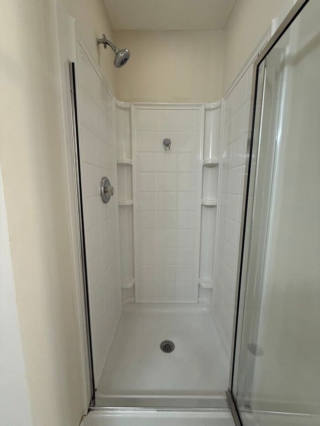 Building Photo - Brentwood - SPACIOUS 3 Bedroom Townhome in Beautiful Neighborhood