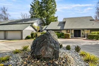 Building Photo - Beautiful 3-bedroom, 3-bathroom townhome  ...