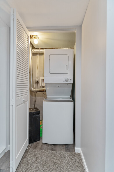 Washer/Dryer - 1067 Elm Rd