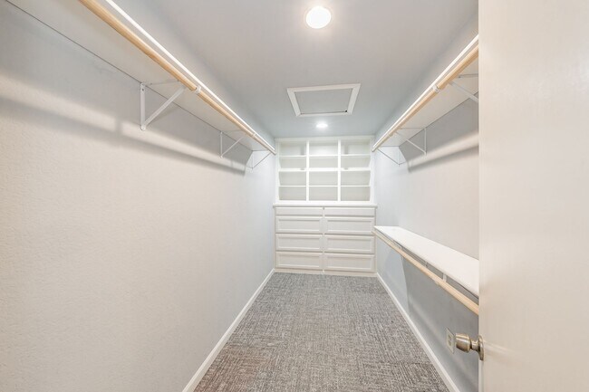 Building Photo - Prime Location in Overton West! Spacious D...