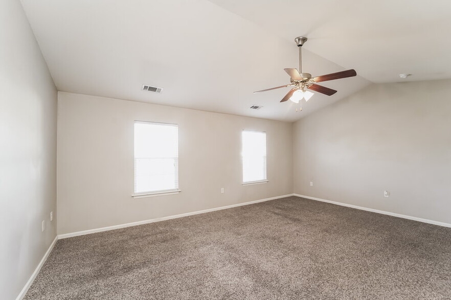 Building Photo - 14103 Lake Crossing Dr