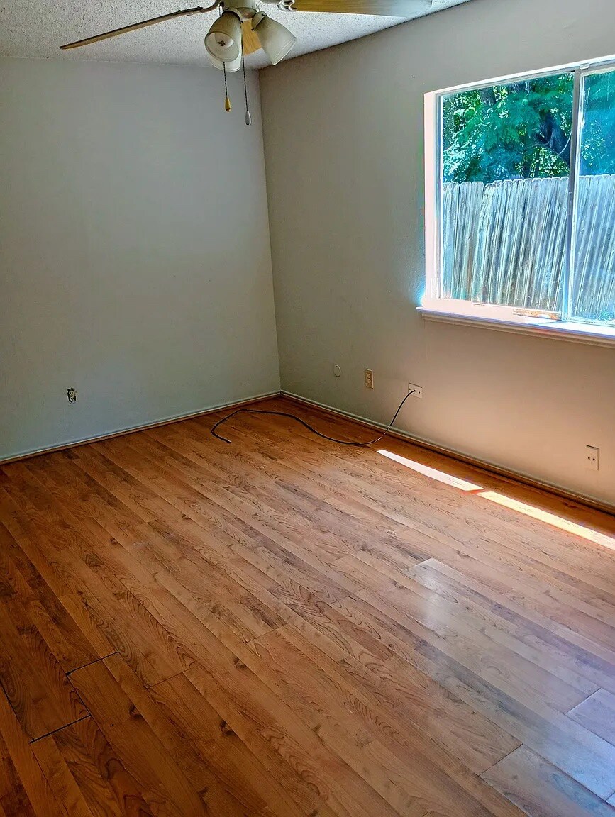Building Photo - Room in Single Family Home on Hardesty