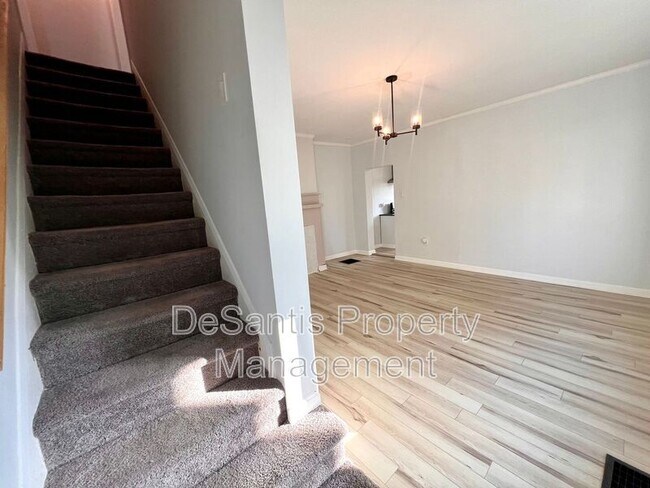 Building Photo - 210 18th St