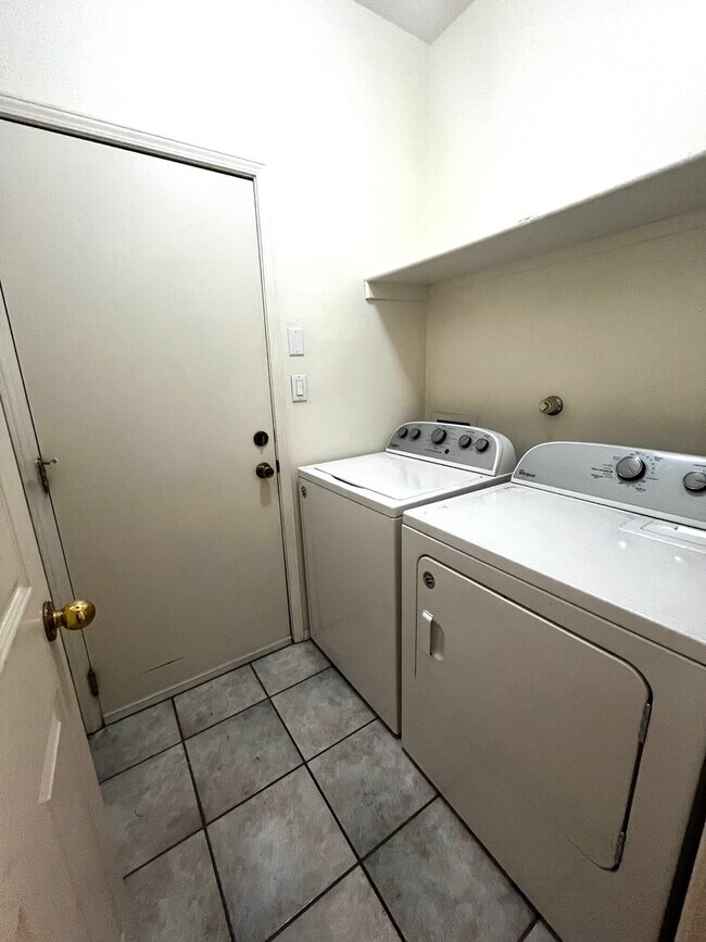 Building Photo - 3 bedroom, 2 bathroom home in NE Heights
