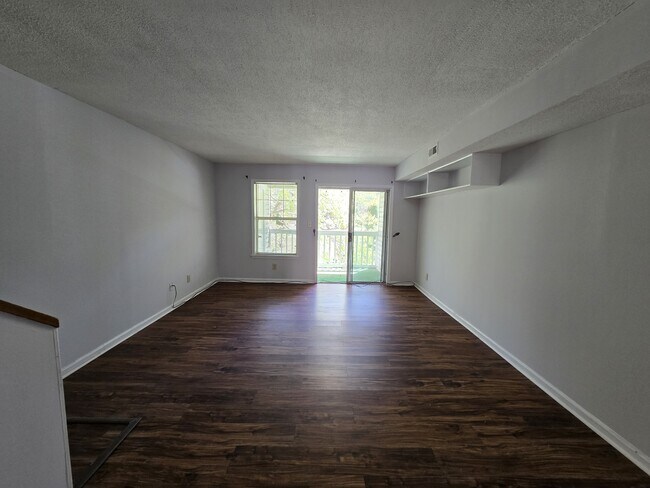 Building Photo - 117 Kingsbury Dr