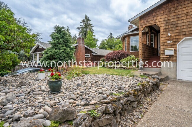 Building Photo - Impeccable Multnomah Village Bungalow