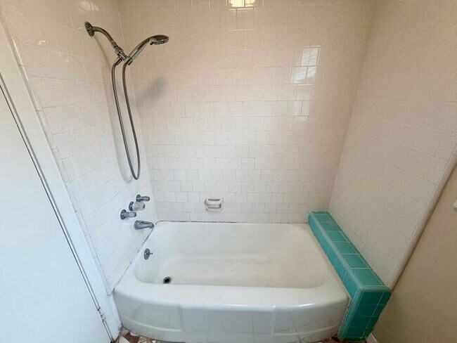 Building Photo - 2 bedroom 1 bath apartment in Downtown Monterey!